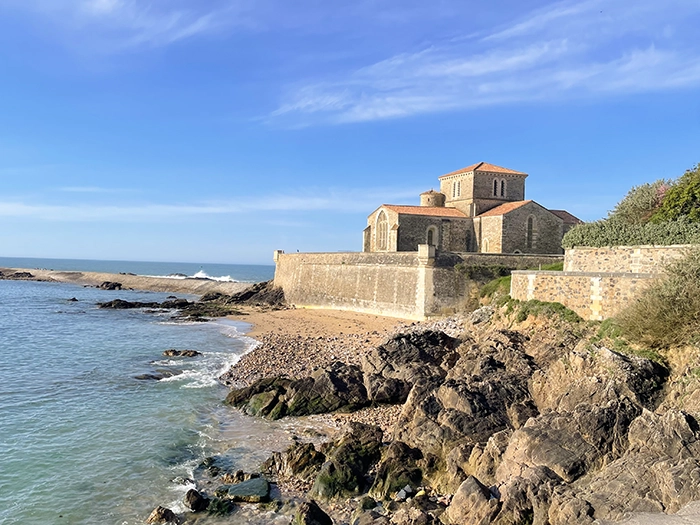 Jeu de piste Enigmania aux Sables-d'Olonne devant le Prieuré Saint-Nicolas pour une sortie culturelle en Vendée