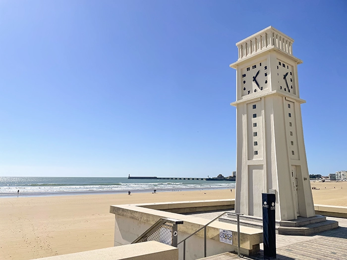 Activit&eacute; en famille aux Sables-d'Olonne : l'horloge de la promenade de mer, &eacute;tape cl&eacute; d'un jeu de piste interactif
