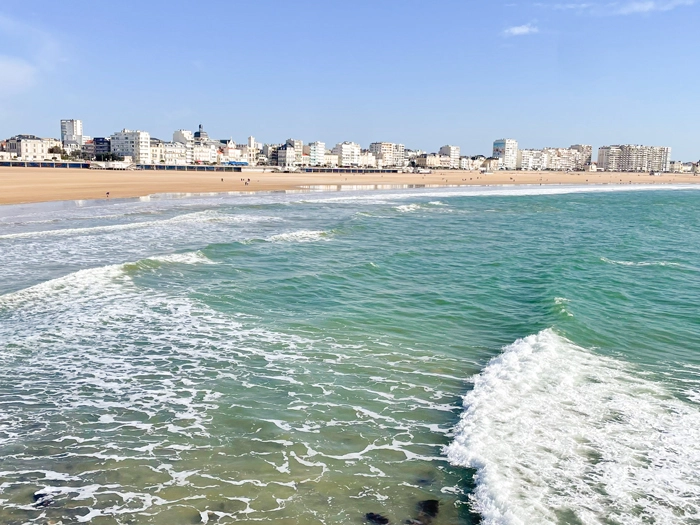 Idées sorties Vendée : vue panoramique sur la Grande Plage des Sables-d'Olonne lors d'une balade ludique Enigmania