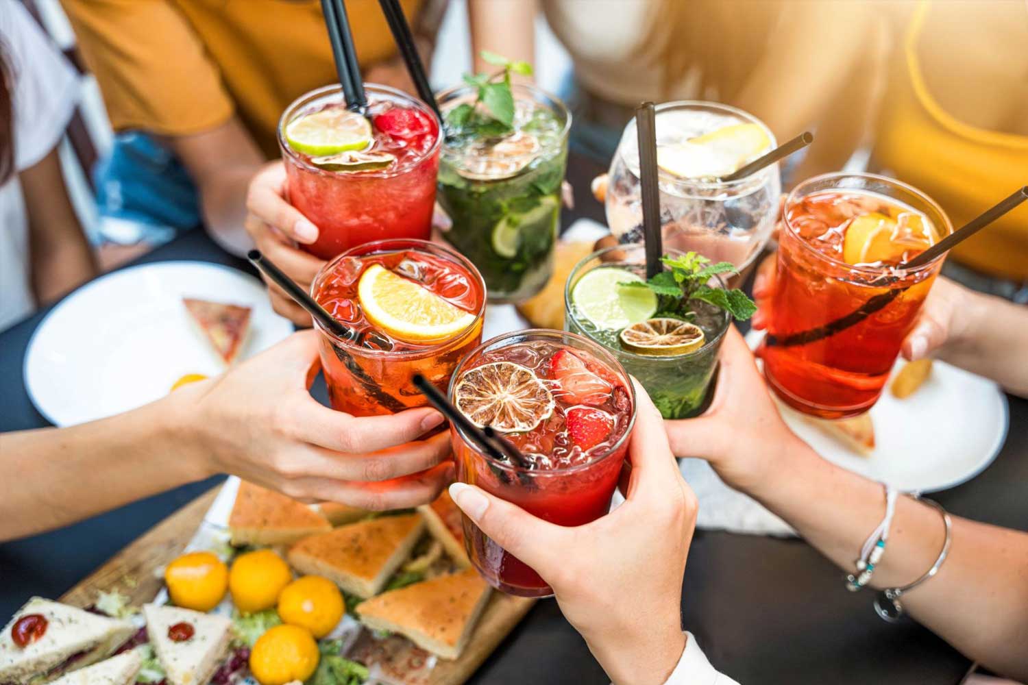 Amis profitant de leur récompense Enigmania en trinquant avec des cocktails