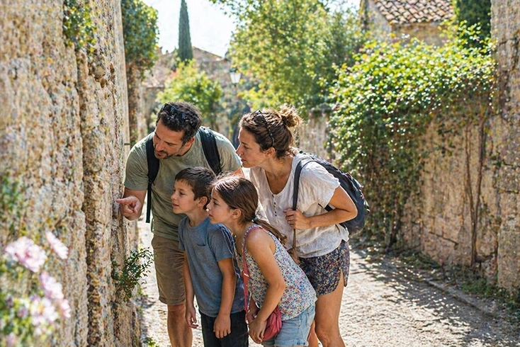 Famille en vacances participant &agrave; un jeu de piste ludique en Vend&eacute;e