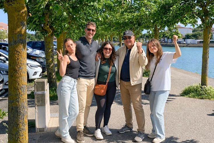 Famille profitant d&rsquo;un verre chez un commer&ccedil;ant partenaire apr&egrave;s un jeu de piste Enigmania en Vend&eacute;e.