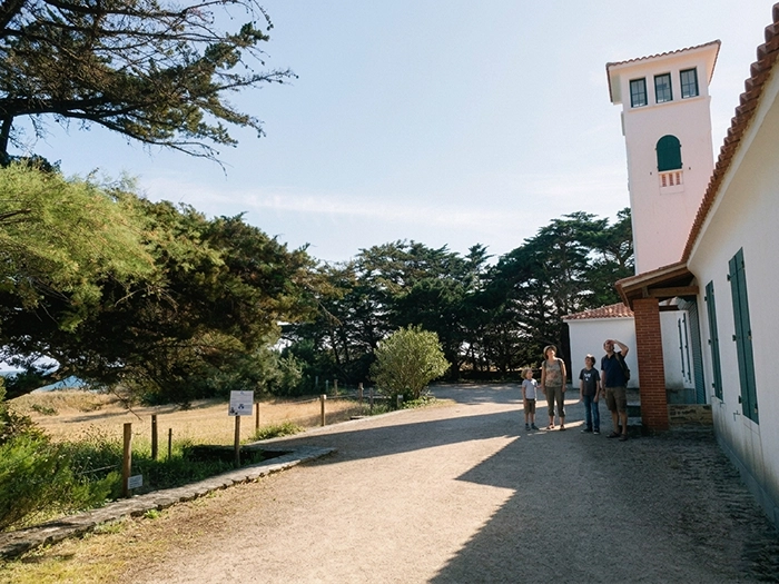 Famille en visite guid&eacute;e interactive d&eacute;couvrant le patrimoine de Saint-Gilles Croix de Vie